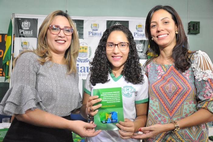 Rejane Dias comemora sucesso no Enem (Crédito: Seduc)