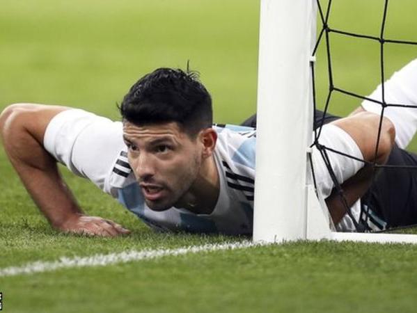 Aguero desmaia em amistoso da Argentina contra a Nigéria