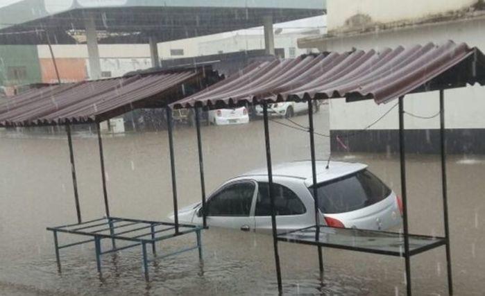 Veículo submerso após temporal em São Raimundo Nonato (Crédito: Reprodução)