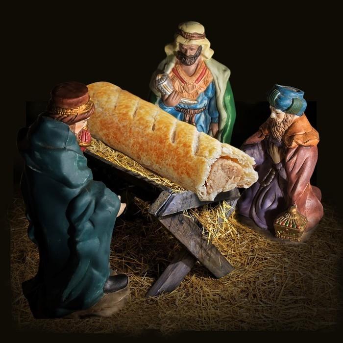 Presépio com salsicha no lugar do menino Jesus revoltou (Crédito: Twitter)
