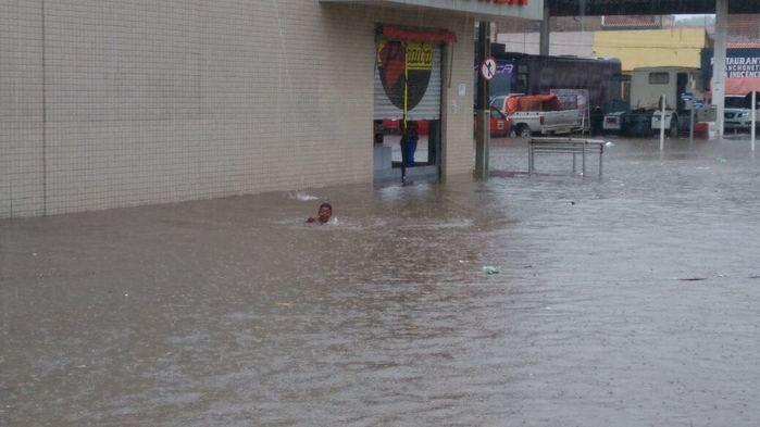 Criança nada após chuva em São Raimundo Nonato (Crédito: Reprodução)