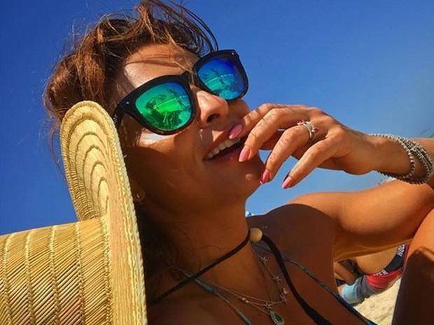 Juliana Paes exibe corpão em dia de praia carioca com a família