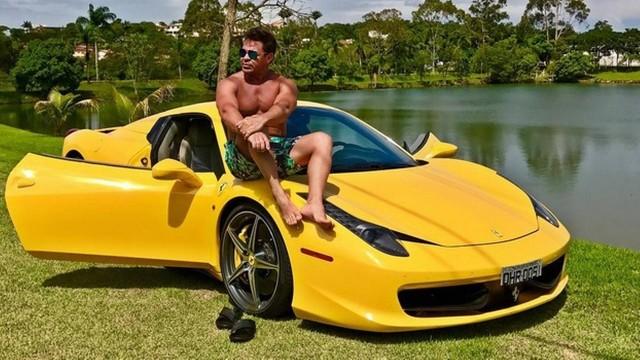 Eduardo Costa e sua Ferrari amarela (Crédito: Reprodução/ Instagram )