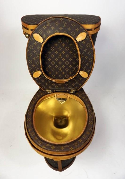 Vaso sanitário feito com bolsas Louis Vuitton (Crédito: Reprodução/Facebook(Illma Gore))