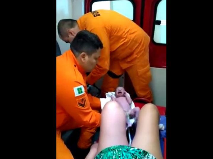 Bombeiros fazem parto e bebê nasce dentro de viatura no DF; vídeo!