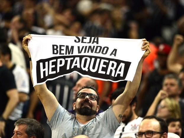 Festa do hepta do Corinthians tem faixas, sinalizadores e Ronaldo