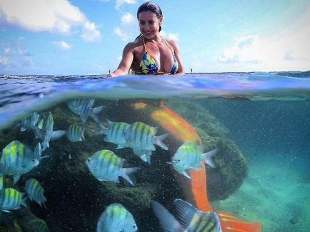 Scheila Carvalho posa vestida de sereia no mar e ganha elogios