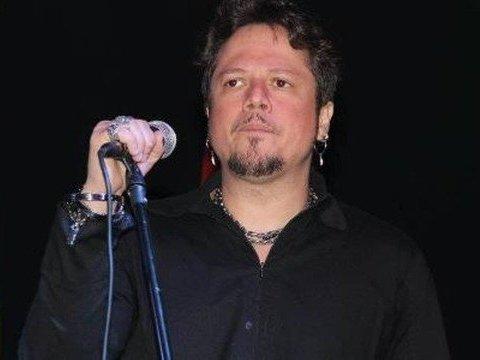 Ex-integrante do grupo Dominó morre após infecção no dente