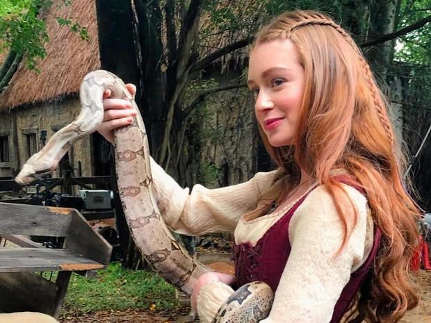 Marina Ruy Barbosa posa com cobra em bastidores de novela