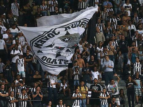 Torcedores do Botafogo arrombam portão e invadem treino do time