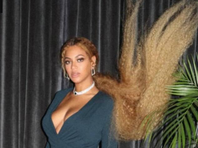 Beyoncé chama atenção com cabelo "muito longo" em casamento