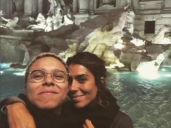 Maria Gadú publica selfie romântica com a mulher na Itália