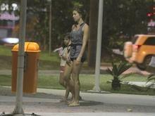 Descalça, Grazi Massafera leva Sofia para brincar em parquinho