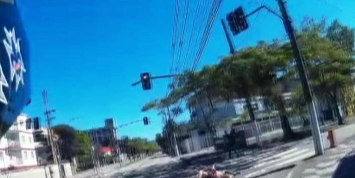 Motorista fura sinal, atinge moto com mulher e criança e foge