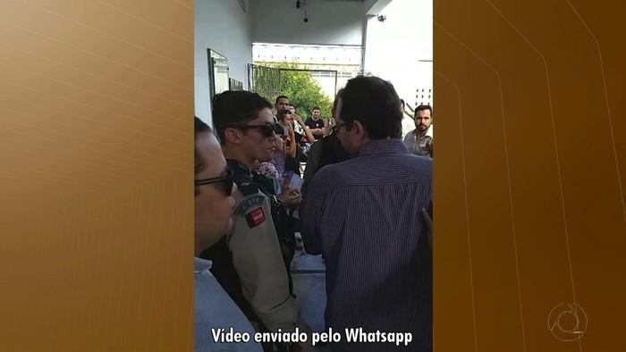 Professora de direito impediu aluna de fazer prova fardada e armada na UEPB (Crédito: Reprodução)