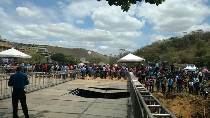 Estrutura cede e fiéis ficam feridos (Crédito: Marcus Furtado/Site Silvan Alves)