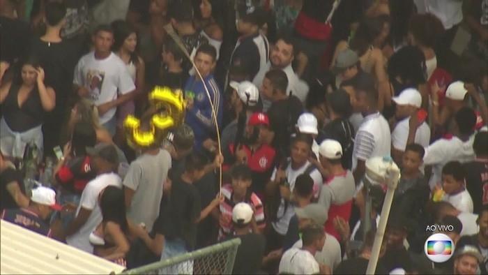 Homens mostram fuzis em festa na Vila do João, no Complexo da Maré, na Zona Norte do Rio (Crédito: Reprodução)