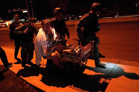 Equipe da SWAT ajuda homem a evacuar local dos tiros (Crédito: REUTERS/Rick Wilking)