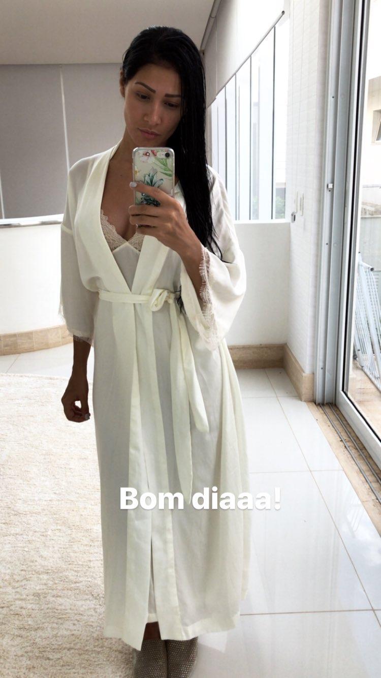 Simaria enlouquece seguidores em post de camisola com decote
