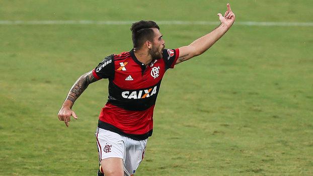 Após fazer gol pelo Flamengo, Felipe Vizeu mostra dedo para Rhodolfo (Crédito: Getty)