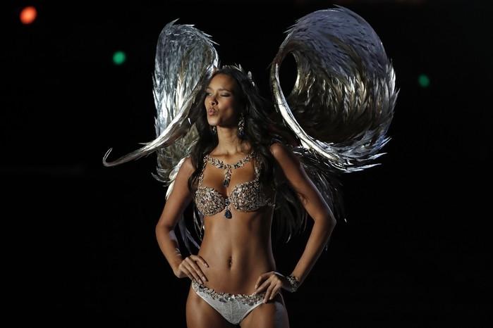 Lais Ribeiro usa o Fantasy Bra em desfile da Victoria's Secret (Crédito: Andy Wong/AP Photo)