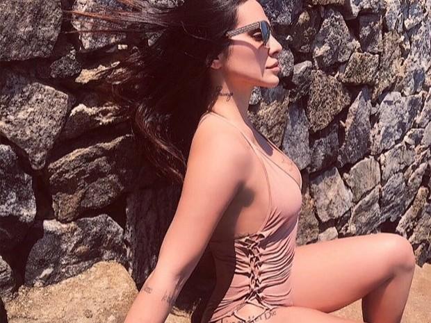 Cleo Pires posa de maiô nude e é pedida em namoro por mulher