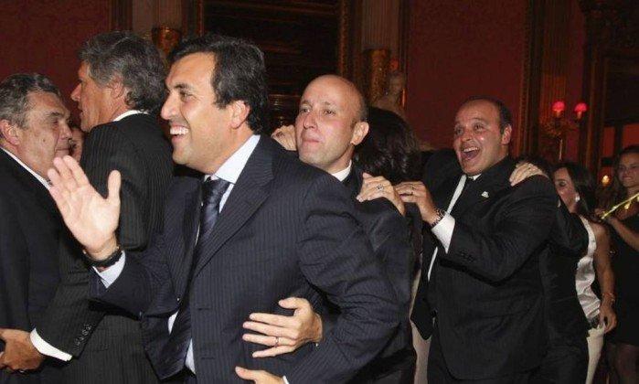 Em Paris, Georges Sadala puxa trenzinho com Sérgio Côrtes e Wilson Carlos em restaurante (Crédito: Reprodução)