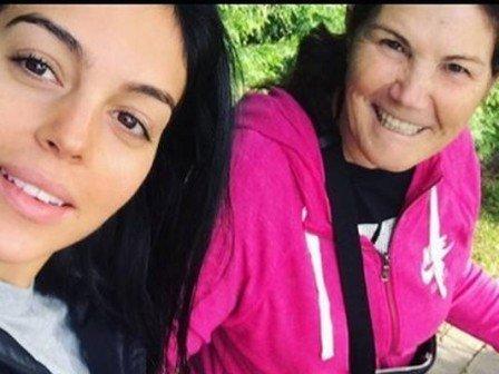 Namorada de Cristiano Ronaldo mostra o rosto da filha pela 1º vez