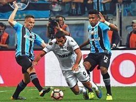 Grêmio vence Lanús no 1º jogo da final e fica próximo do tri