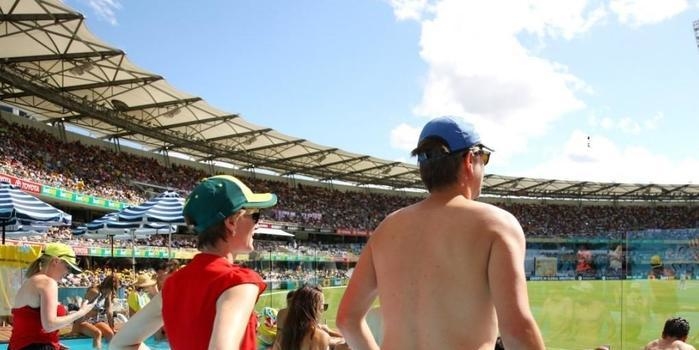 Administração de estádio inova e coloca piscina em arquibancada