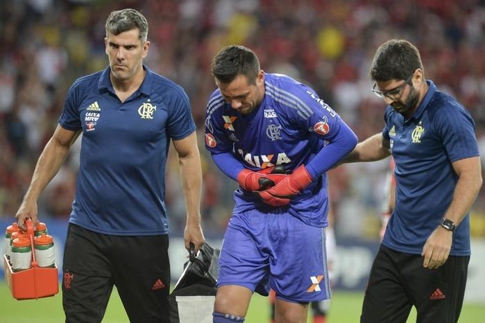 Diego Alves deixou o campo com fortes dores (Crédito: CELSO PUPO/FOTOARENA/ESTADÃO CONTEÚDO))