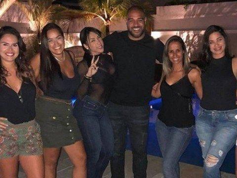 Enquanto não confirma plano de voltar, Adriano curte com amigas