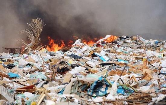 Menor ateia fogo no lixão e causa fumaça tóxica para a população