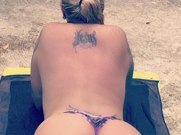 Monique Evans mostra bumbum perfeito ao fazer topless aos 61 anos