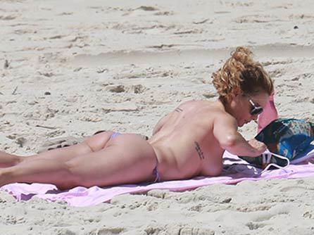 Rita Guedes é clicada fazendo topless em dia de praia carioca
