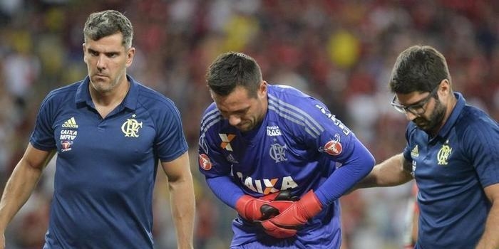 Diego Alves fará cirurgia e ficará duas semanas fora do Flamengo