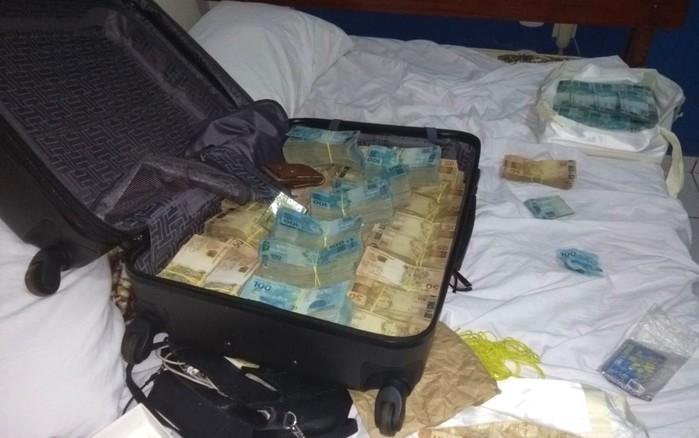 Mala com R$ 815 mil enconrtada em hotel no interior de Goiás