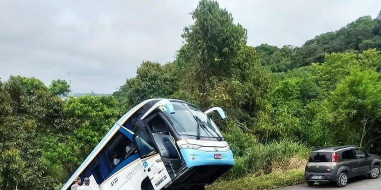 Ônibus fica preso em barranco e quase cai de morro de 10m de altura