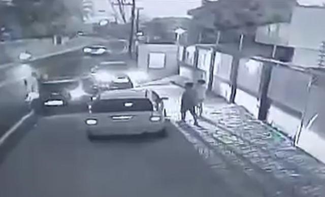 Câmeras flagraram toda a confusão (Crédito: Reprodução)