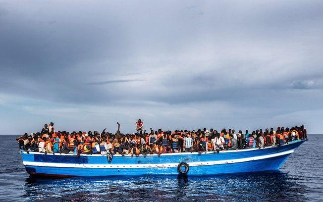 Segundo estimativa da Acnur, a cada 88 imigrantes que tentaram entrar na Europa em 2016, um morreu (Crédito: Massimo Sestini/Italian Navy)
