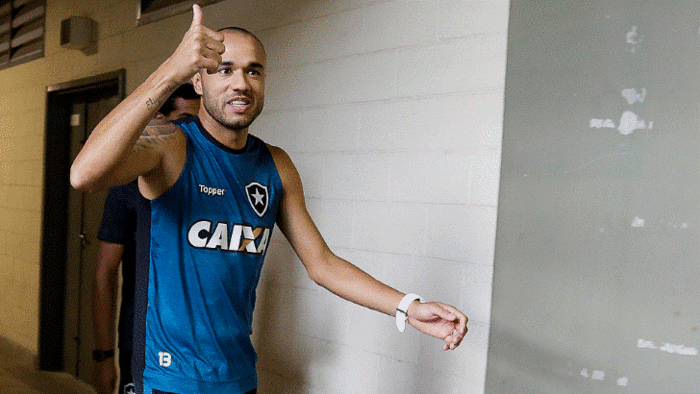 Atacante Roger é confirmado no Internacional