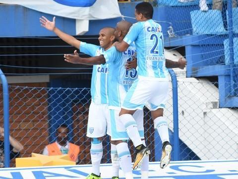 Avaí vence o Atlético-PR por 1 a 0 e segue respirando no Brasileiro
