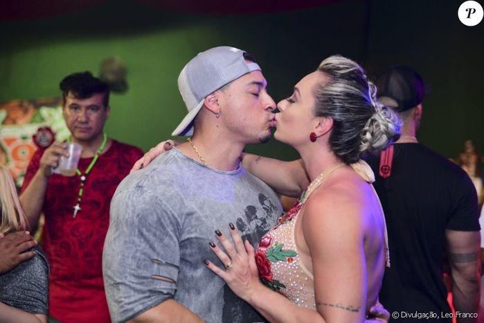 Felipe Franco beija Juju Salimeni (Crédito: Leo Franco)