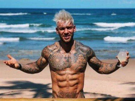 Lucas Lucco posa atrás de cerca e intriga seguidores: nu ou não?