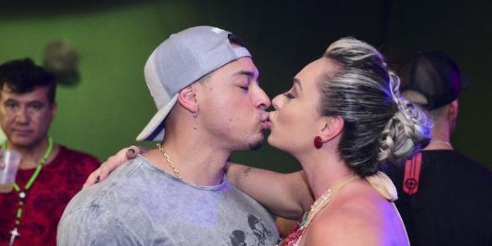 Após reatarem, Juju Salimeni e Felipe Franco beijam muito em evento