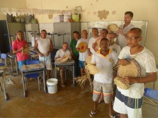 Os detentos fizeram parte de oficinas de artesanato (Crédito: Reprodução )
