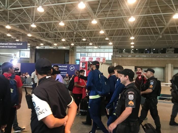 Muralha andando escoltado para o embarque do Flamengo (Crédito: GE)