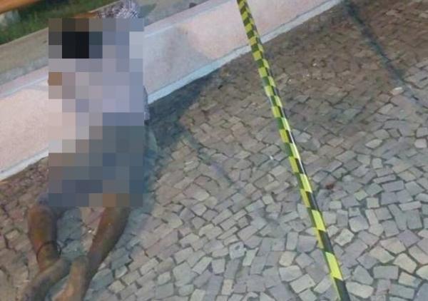 O corpo de José Ernandes foi encontrado em praça de Água Branca (Crédito: Agora Piauí)