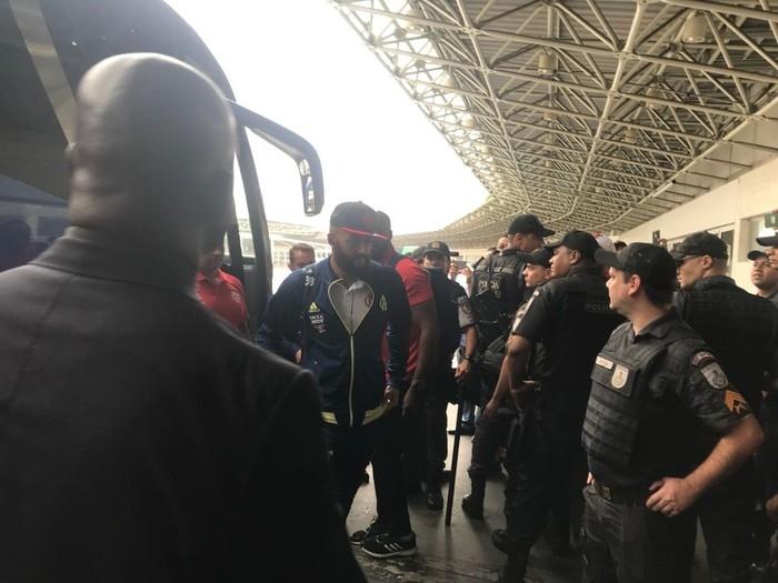Muralha desce do ônibus e é hostilizado por torcedores (Crédito: GE)