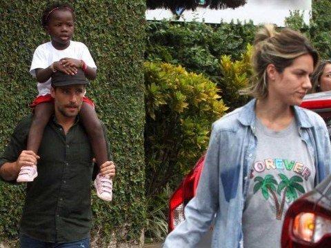 Abatida, Giovanna Ewbank busca a pequena Titi na escola com Bruno